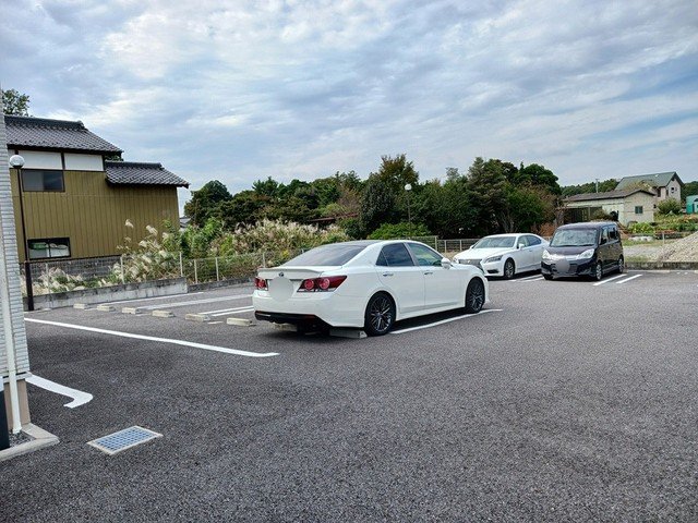 駐車場　車をお持ちの方に嬉しい駐車場付きの物件です