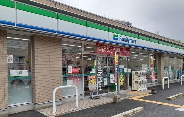 コンビニ　ファミリーマート様（コンビニ）まで260m