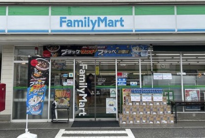 コンビニ　ファミリーマート飯田橋二丁目店（コンビニ）まで77m