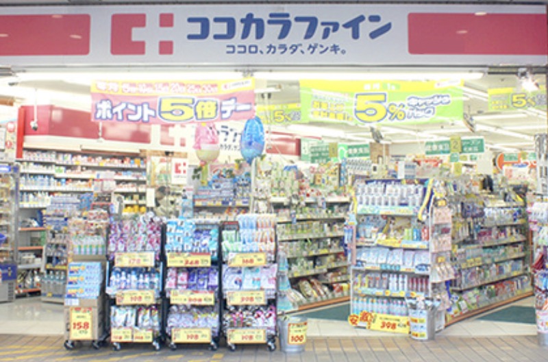 ドラックストア　ココカラファイン飯田橋店（ドラッグストア）まで442m