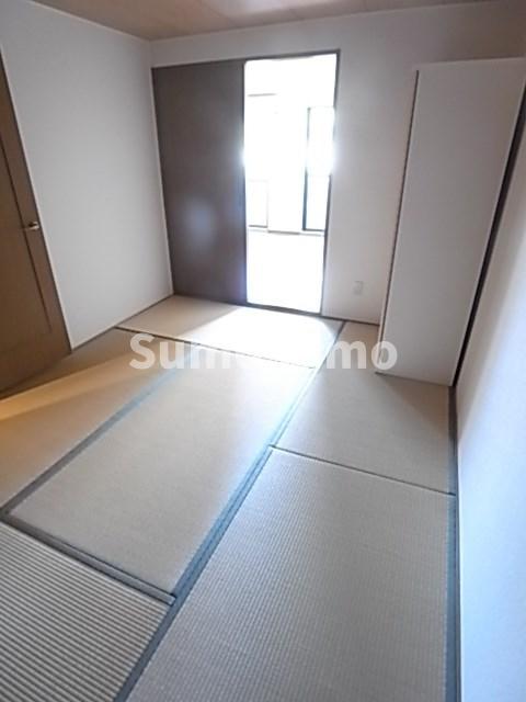 その他部屋・スペース　落ち着いた色調の寝室です