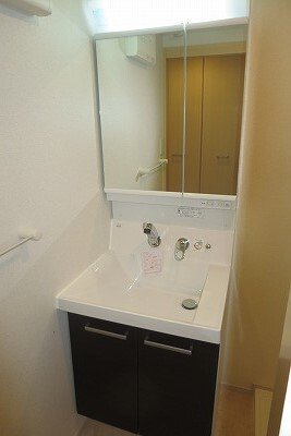 洗面設備　ゆったりとスペースのある洗面所