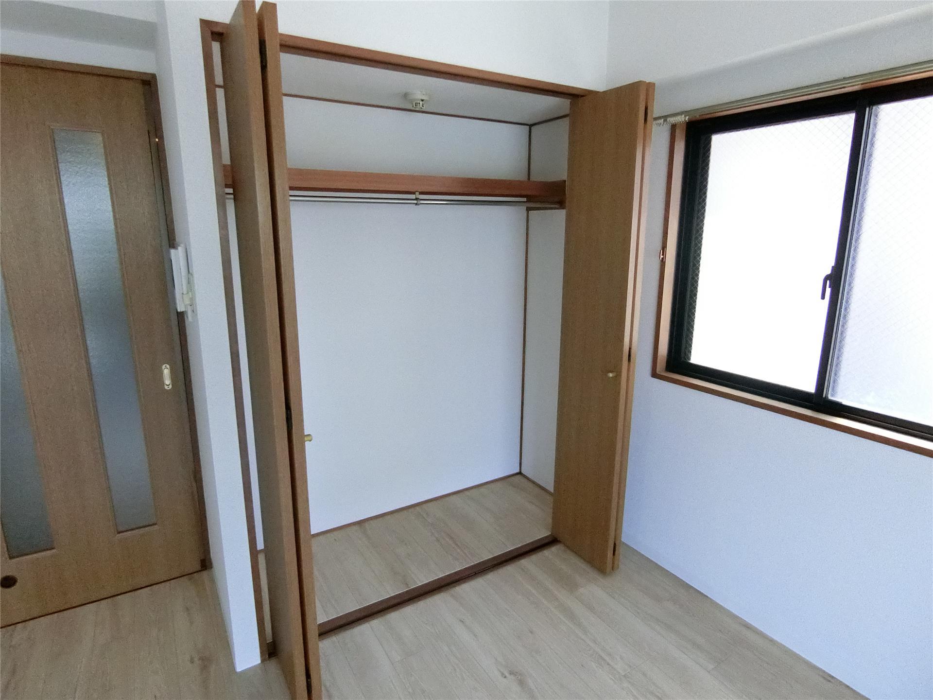 収納　便利なパイプハンガー付きのクローゼット♪