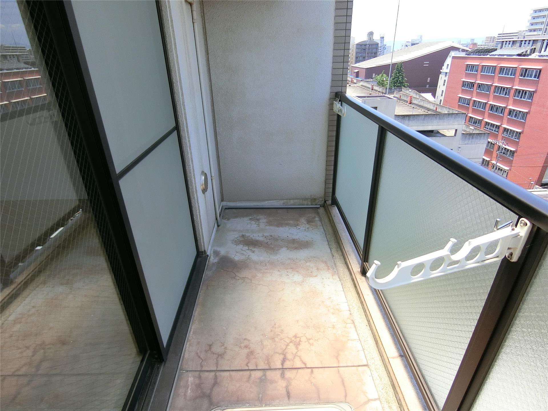 バルコニー　人目に付きにくい位置に洗濯物が干せるバルコニー♪