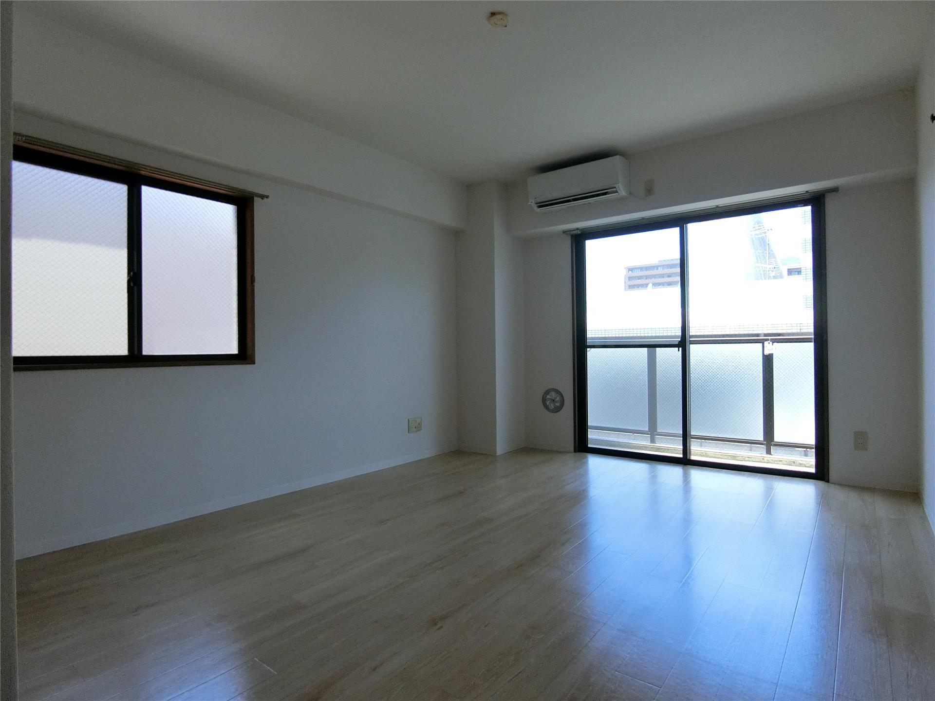 居室・リビング　2面採光の洋室9.7帖♪エアコン付きです！