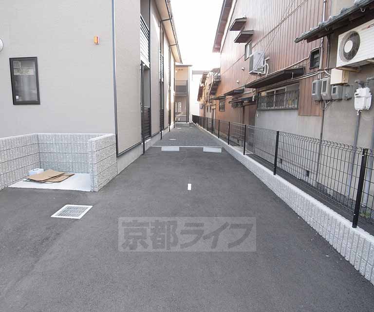 その他共有部分　建物の脇から入口へ。