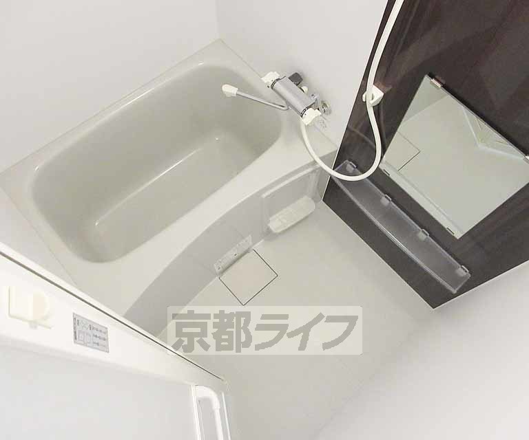 バス・シャワールーム　広めのおふろです