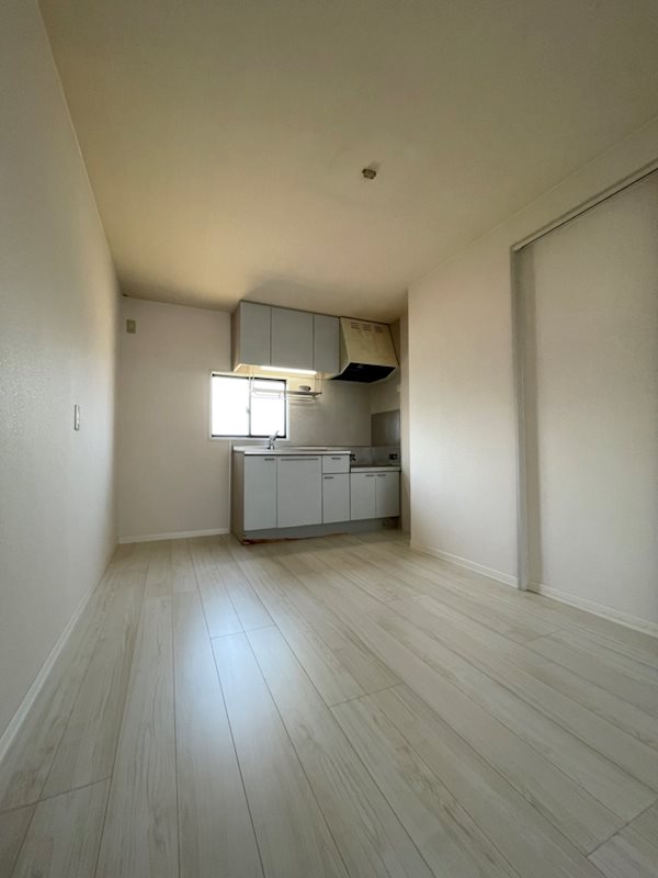 居室・リビング　白いフローリングがお洒落です！