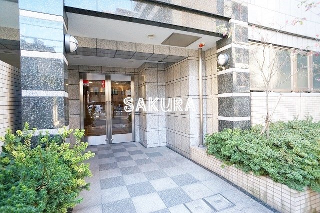 エントランス　重厚感のある建物デザイン♪