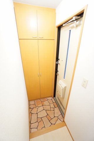 玄関　※同物件・同タイプの写真です。
