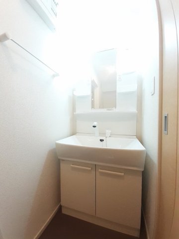 洗面設備　ゆったりとスペースのある洗面所