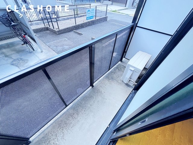 バルコニー　同物件の別部屋になります。