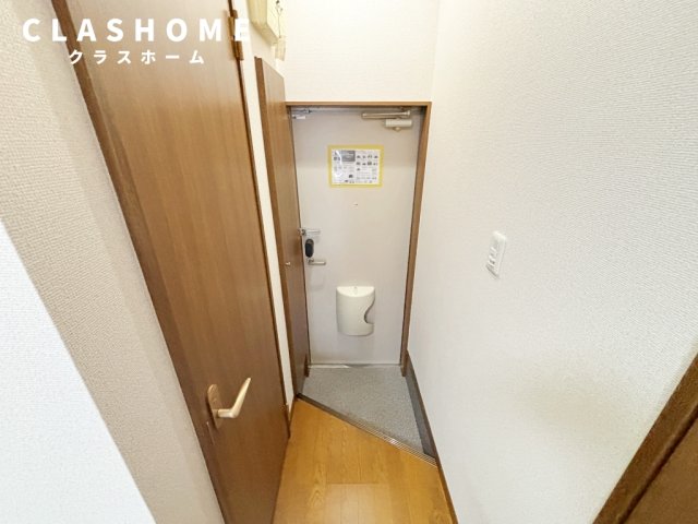 玄関　同物件の別部屋になります。