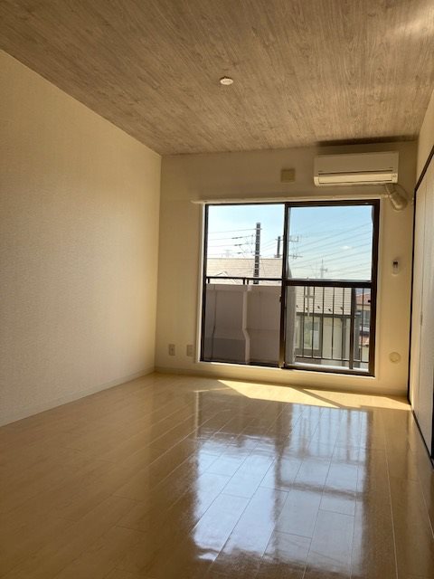 居室・リビング　こちらのリビングで趣味の時間をお楽しみください♪