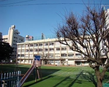 小学校　新宿区立戸塚第二小学校（小学校）まで331m