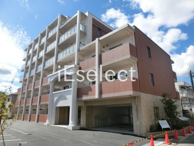 建物外観　２０１６年９月築のマンション。