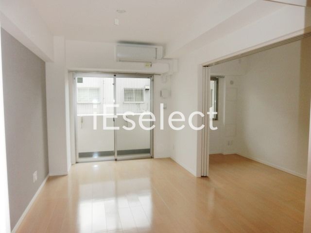 居室・リビング　アクセントクロスがオシャレなお部屋