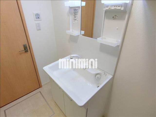 洗面設備　朝の身支度がスムーズな独立洗面台です。