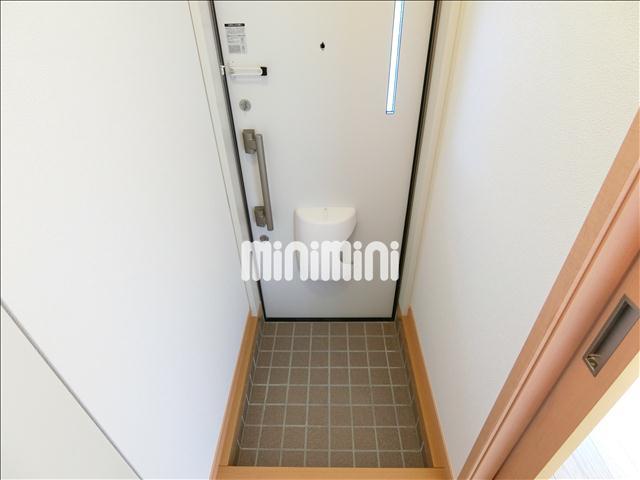玄関　下駄箱付きで靴をすっきり収納できる玄関です。