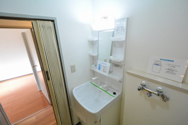 洗面設備　洗面所内に室内洗濯機置場がついてます！