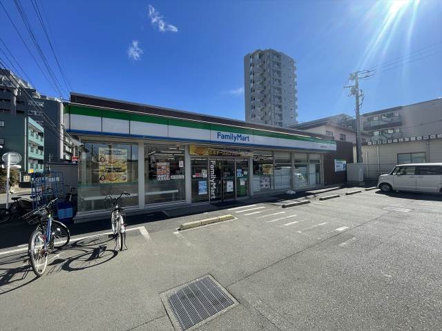 コンビニ　ファミリーマート相模大野八丁目店（コンビニ）まで483m