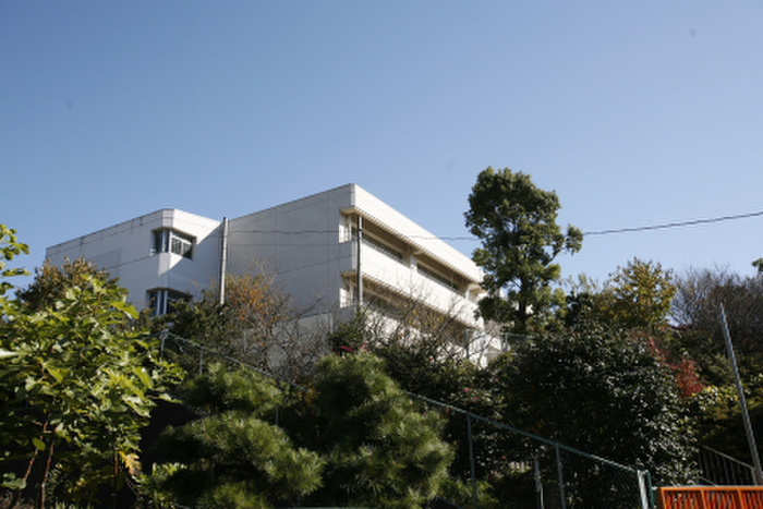 小学校　横浜市立秋葉小学校（小学校）まで675m