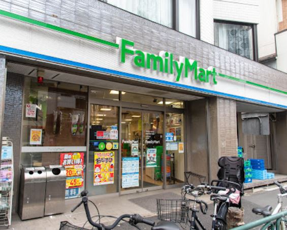 コンビニ　ファミリーマート南麻布四丁目店（コンビニ）まで425m