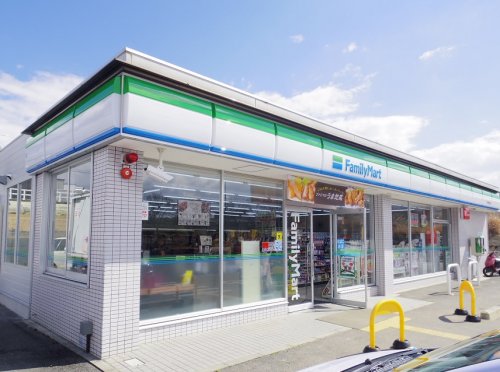 コンビニ　ファミリーマート 木津梅美台店（コンビニ）まで777m