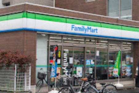 コンビニ　ファミリーマート 小浦世田谷梅丘店（コンビニ）まで352m