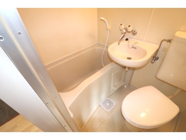 バス・シャワールーム　快適空間！