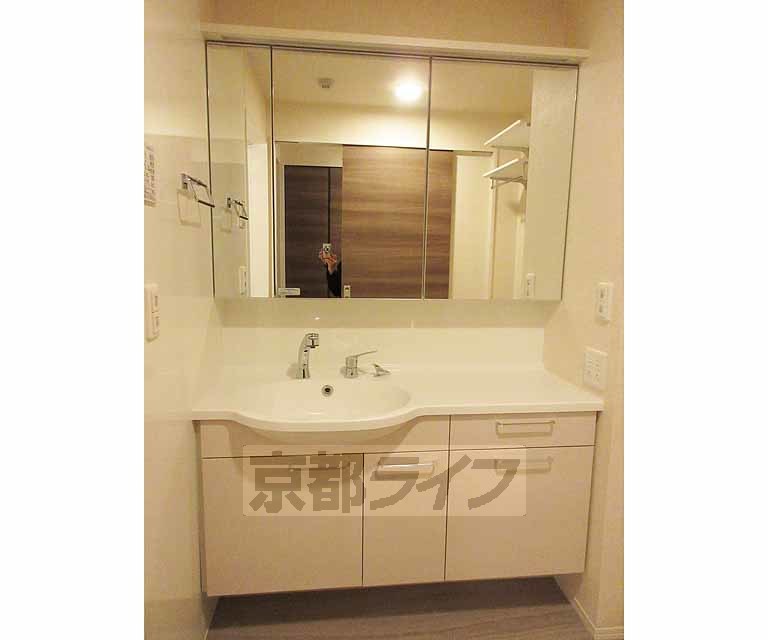 洗面設備　ワイドな洗面台です・