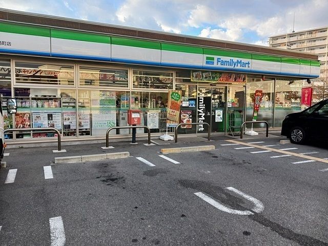 コンビニ　ファミリーマート様（コンビニ）まで400m