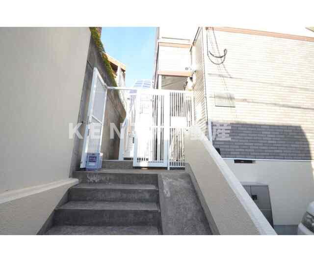 エントランス　落ち着いたエントランスです