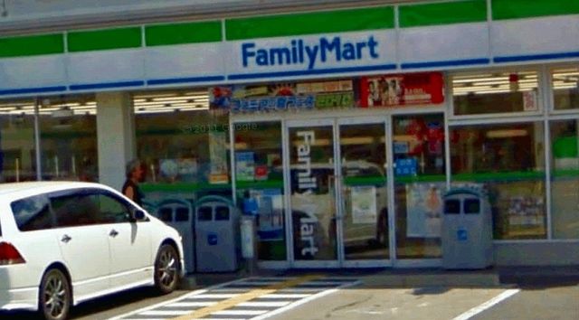 コンビニ　ファミリーマート（コンビニ）まで550m
