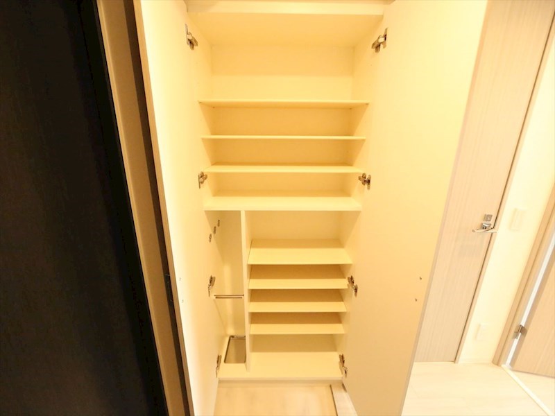 玄関　玄関　シューズボックス付（収納充実してます）　同仕様写真