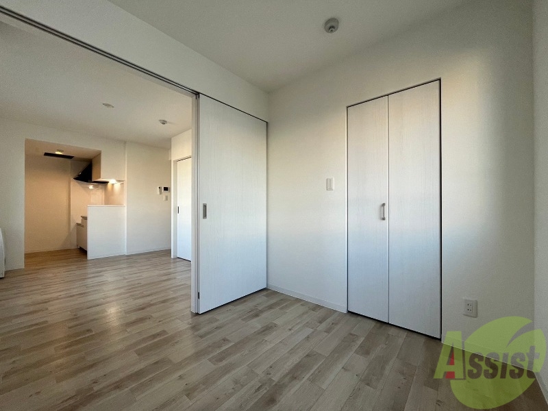 その他部屋・スペース　寝室はこちらです。光が差し込む、温かみのあるお部屋です。