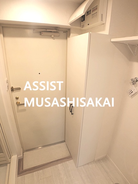 玄関　写真：設備同仕様の別物件です