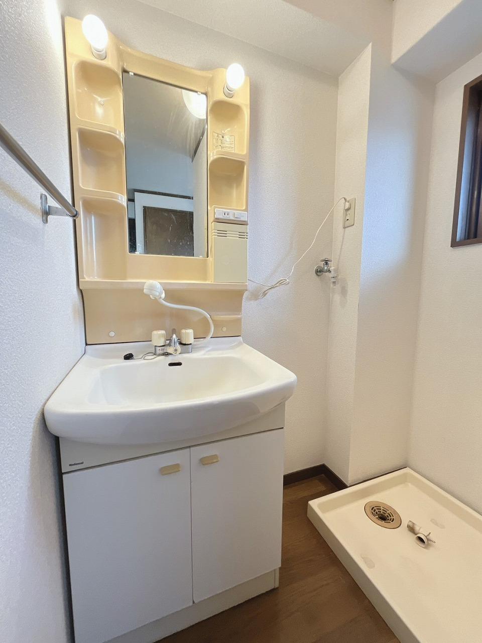 洗面設備　シャンプードレッサー＆洗濯機置き場