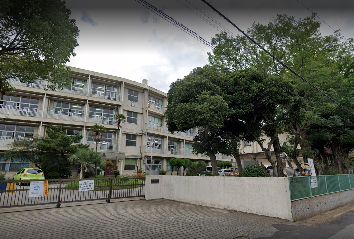 中学校　千葉市立幕張中学校（中学校）まで573m