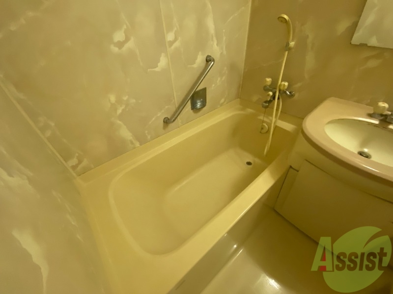 バス・シャワールーム　バスルームはゆったり浸かれる広さがあります。