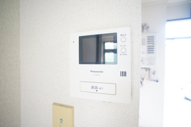 セキュリティ　来訪者の姿を確認できるＴＶモニター付インターホン設置済です！