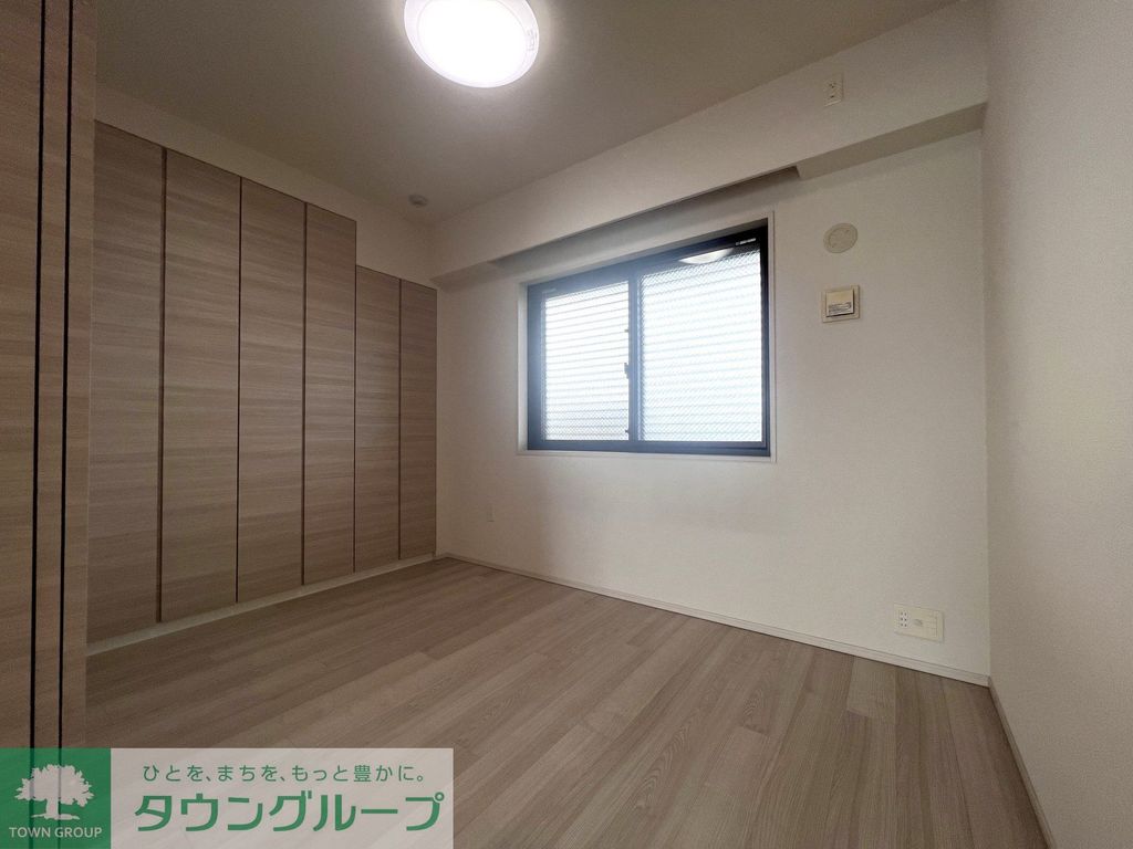 居室・リビング　洋室約5.1畳クリーニング前です。