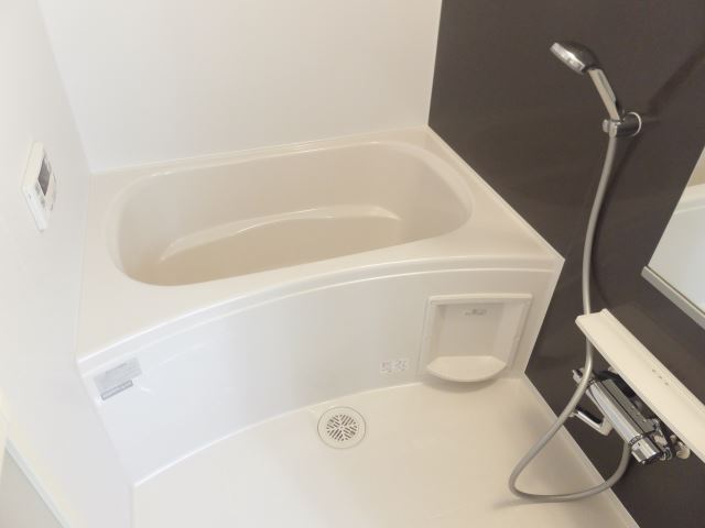 バス・シャワールーム　追い焚き機能付きのバスルームです。