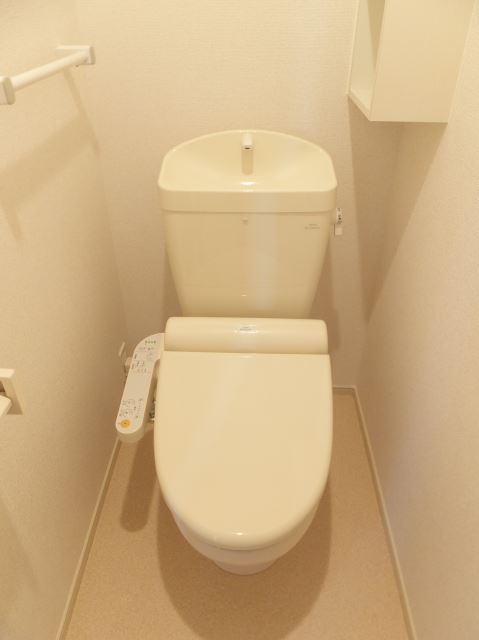 トイレ　人気の温水洗浄便座です。