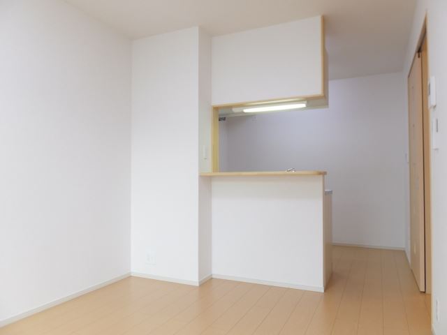 居室・リビング　ベランダから見たＬＤＫの眺めです。