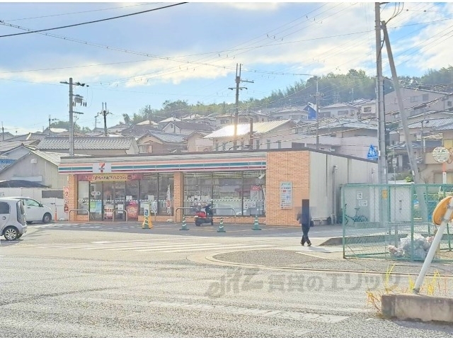コンビニ　セブンイレブン生駒有里町店（コンビニ）まで800m
