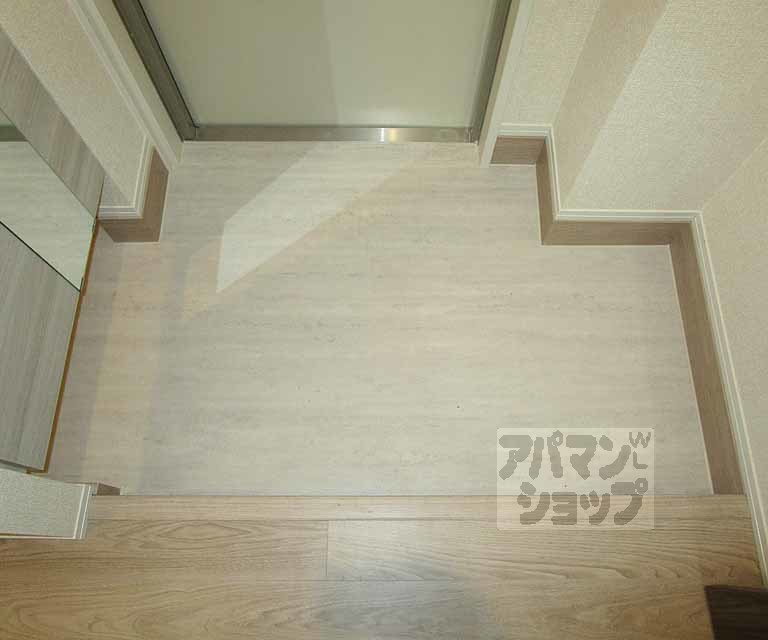 玄関　１０３号室の写真です。