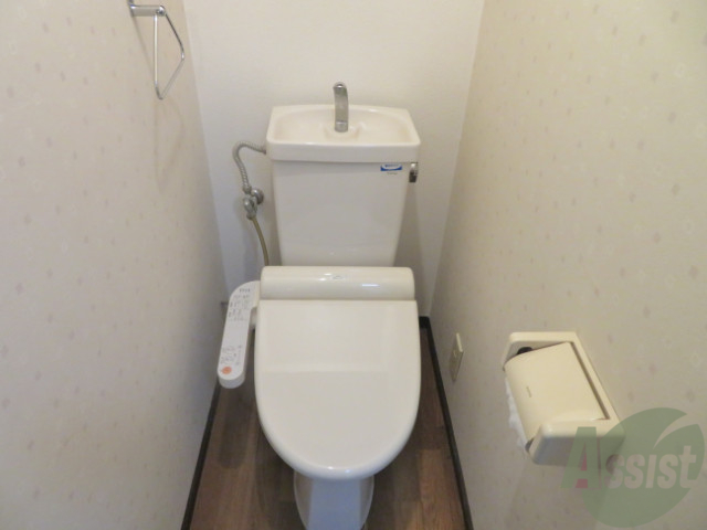 トイレ　人気のウォシュレットつきのトイレです。快適ですよ。