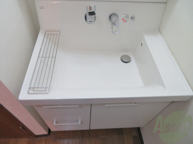 洗面設備　洗髪洗面化粧台なので朝の身支度もスムーズですね。