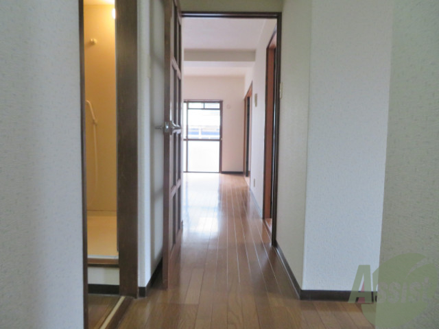 玄関　玄関からの目線です。光が差し込む素敵なお部屋ですよ。